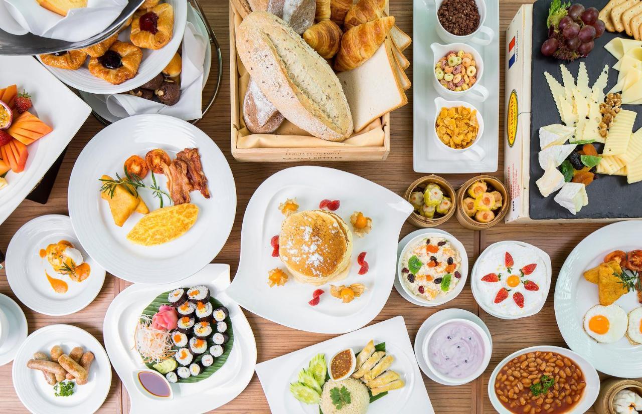 Eastin Grand Hotel Sathorn Bangkok Exterior photo A selection of dishes from the restaurant