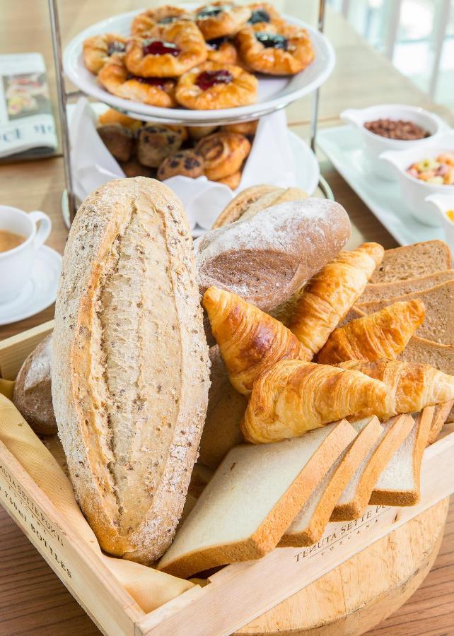Eastin Grand Hotel Sathorn Bangkok Exterior photo Bread