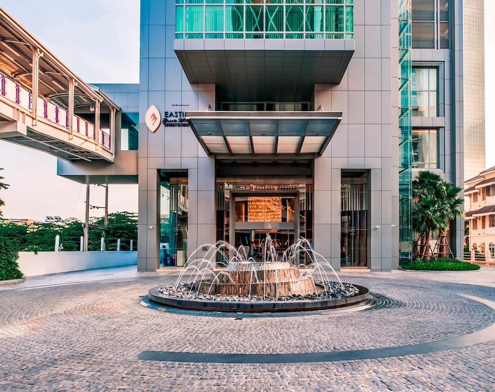 Eastin Grand Hotel Sathorn Bangkok Exterior photo The hotel's entrance