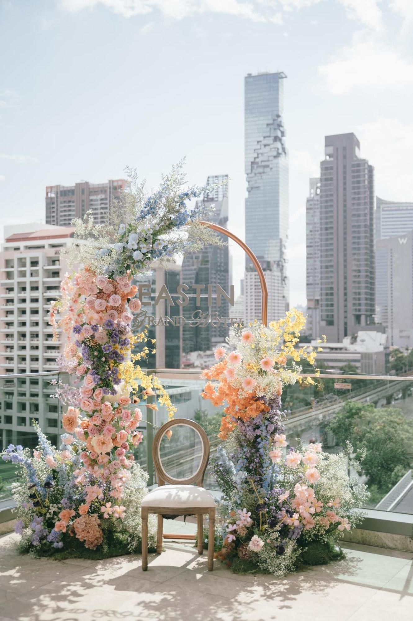 Eastin Grand Hotel Sathorn Bangkok Exterior photo A wedding arch
