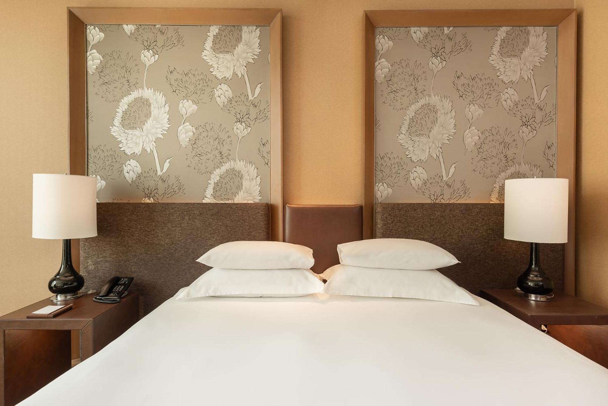 Eastin Grand Hotel Sathorn Bangkok Room photo A bed with two pillows