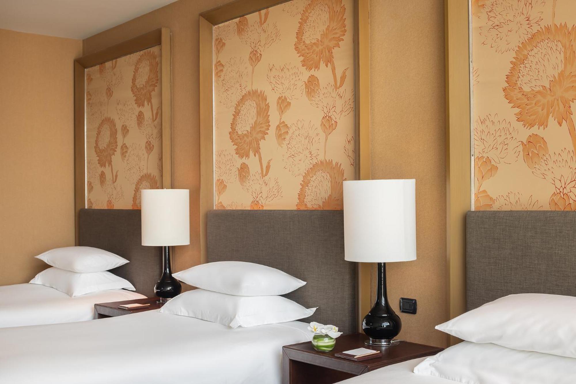 Eastin Grand Hotel Sathorn Bangkok Room photo A guest room at the Four Seasons Hotel